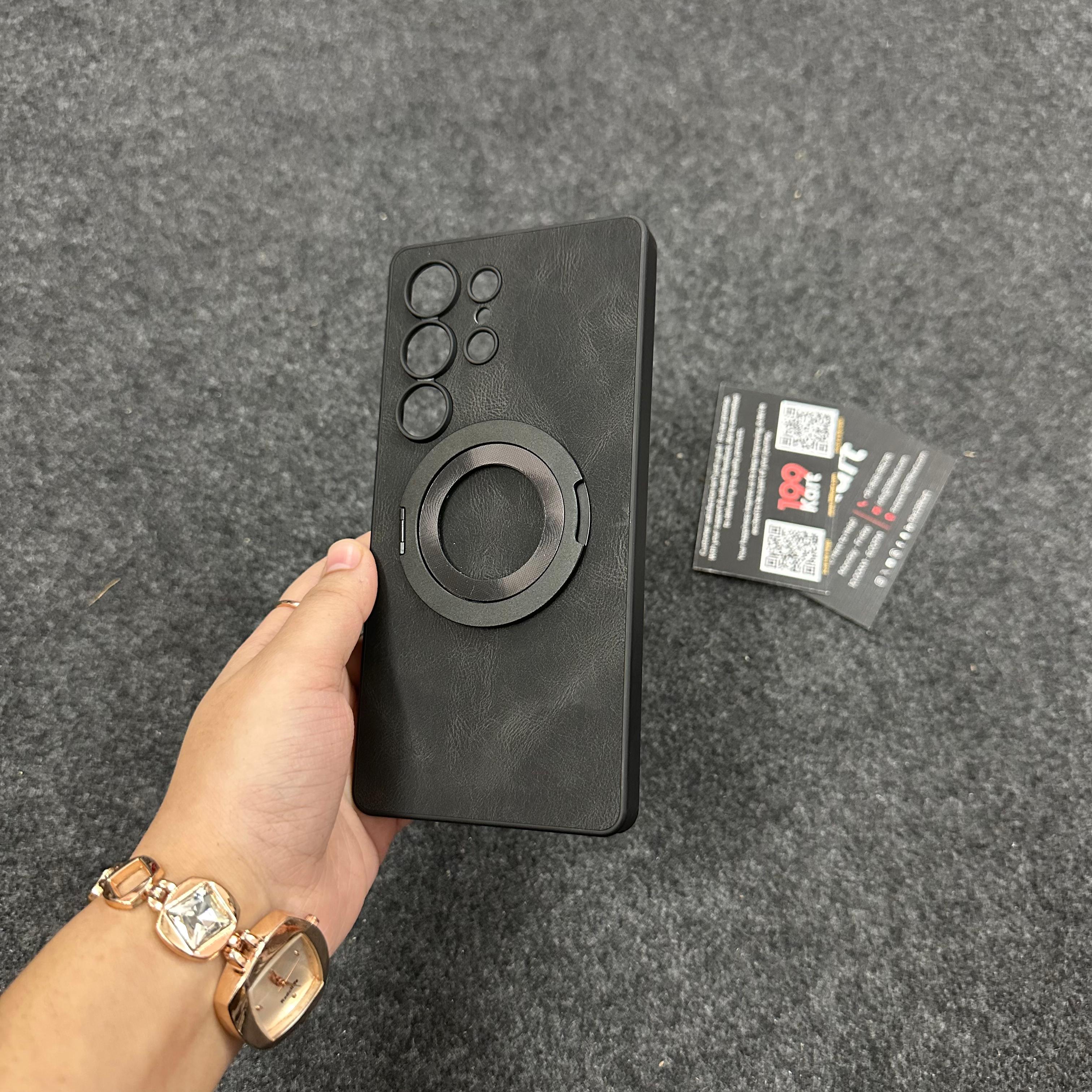 Sleek black samsung cover in a leather look, S25 ulra offering both protection and magnetic ring functionality.