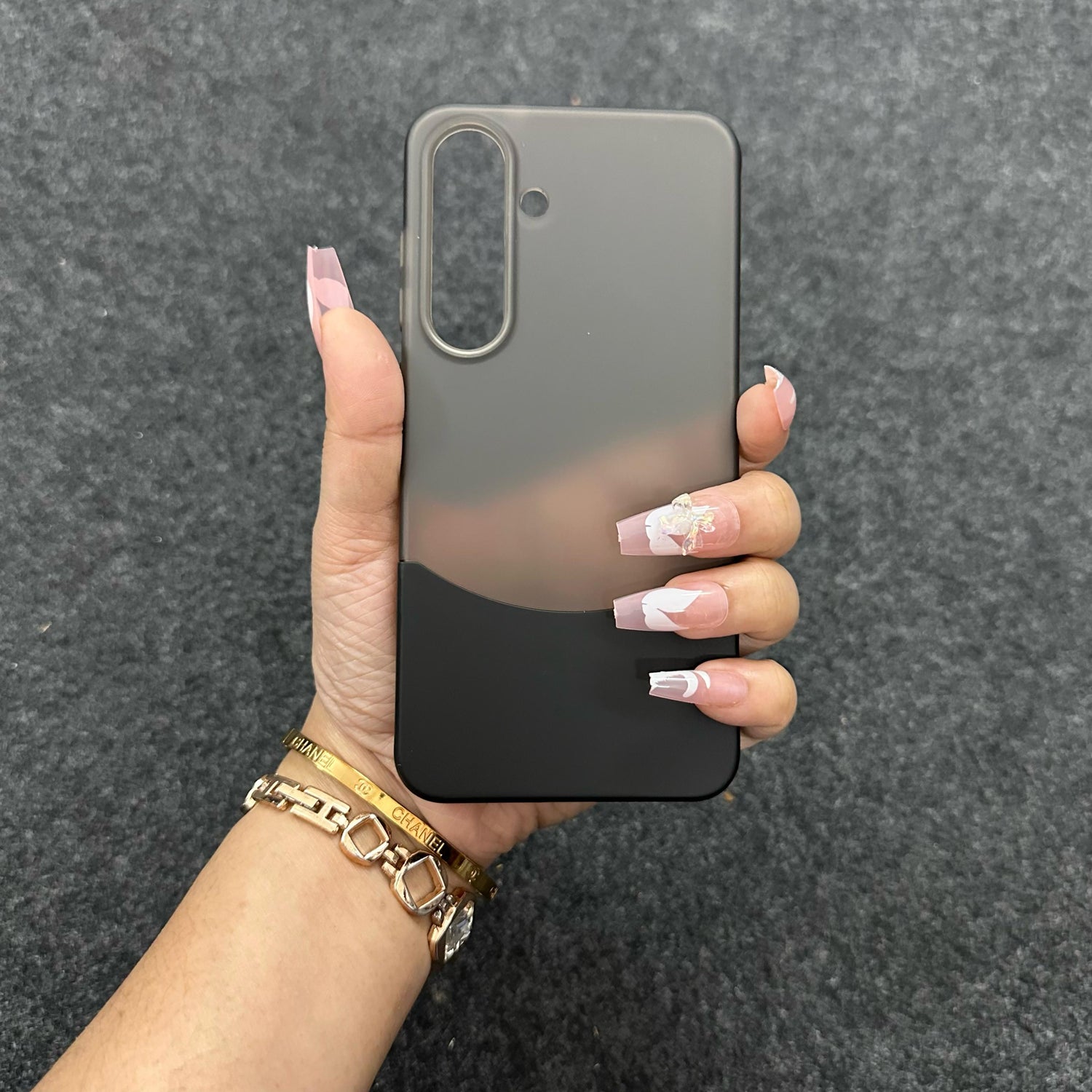 Matte finish mobile cover with anti fingerprint coating and enhanced grip design for S25